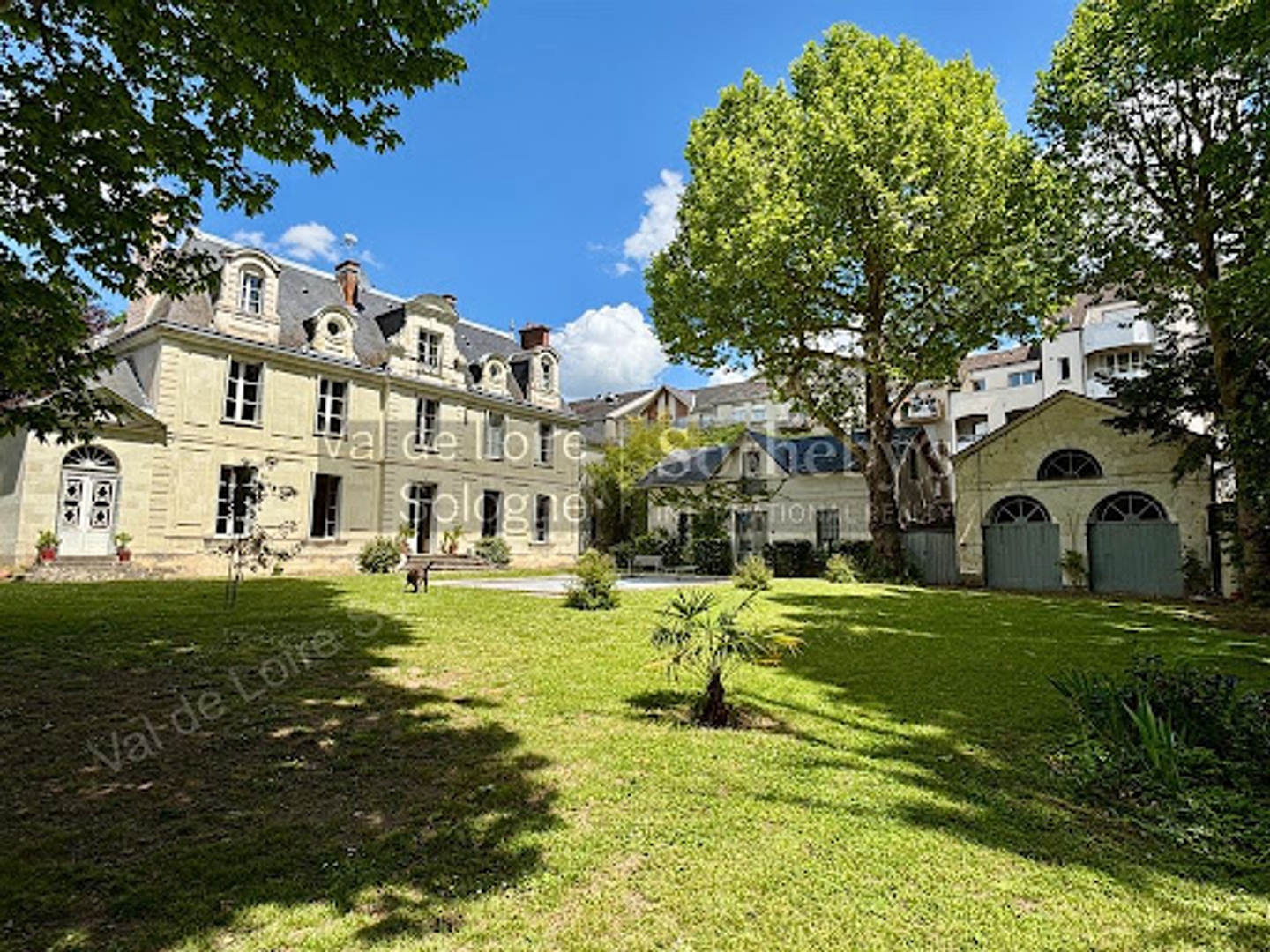 Maison à vendre - 16 pièces - 522m2 - Tours (37000)