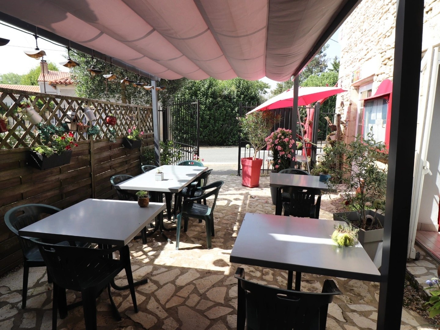 Magasin à vendre - 10 pièces - 460m2 - Usson-Du-Poitou (86350)