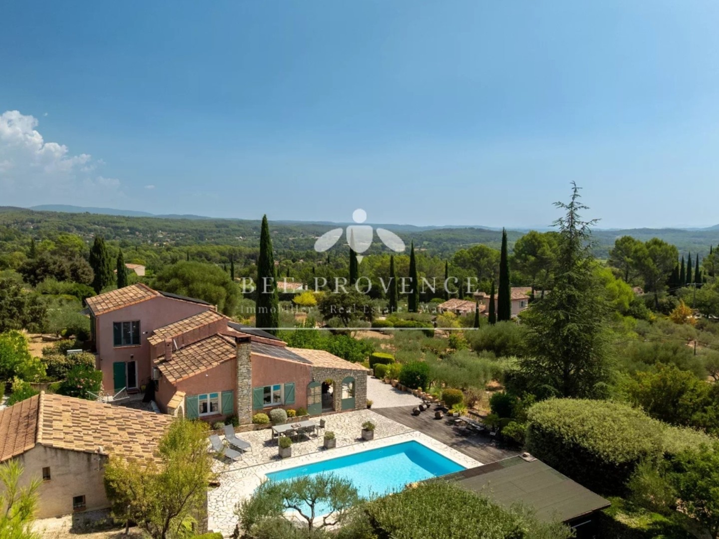 Cotignac : villa avec piscine, beau terrain et vue magnifique