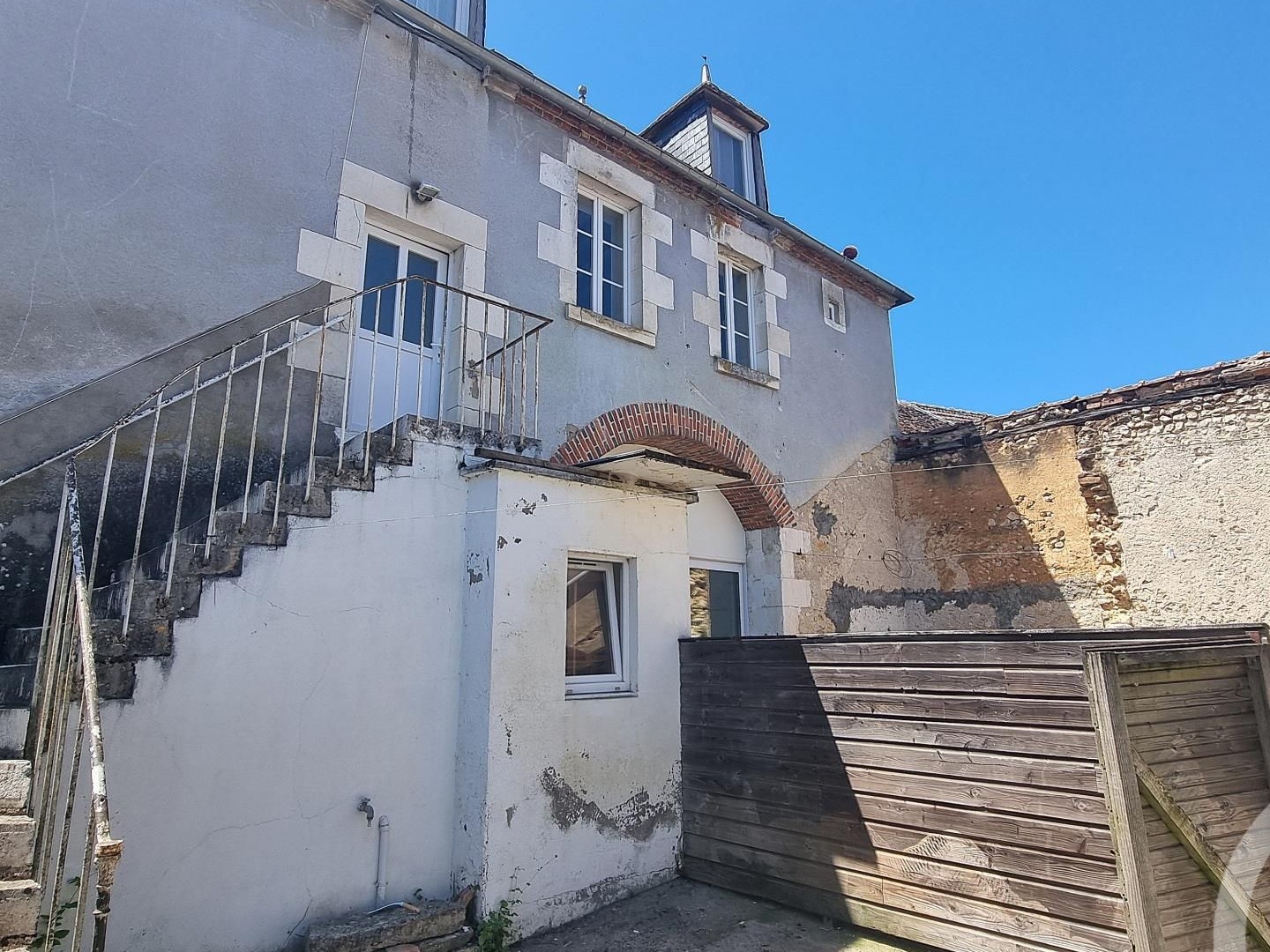 Immeuble à vendre - 5 pièces - 170m2 - Sainte-Gemme-En-S... (18240)