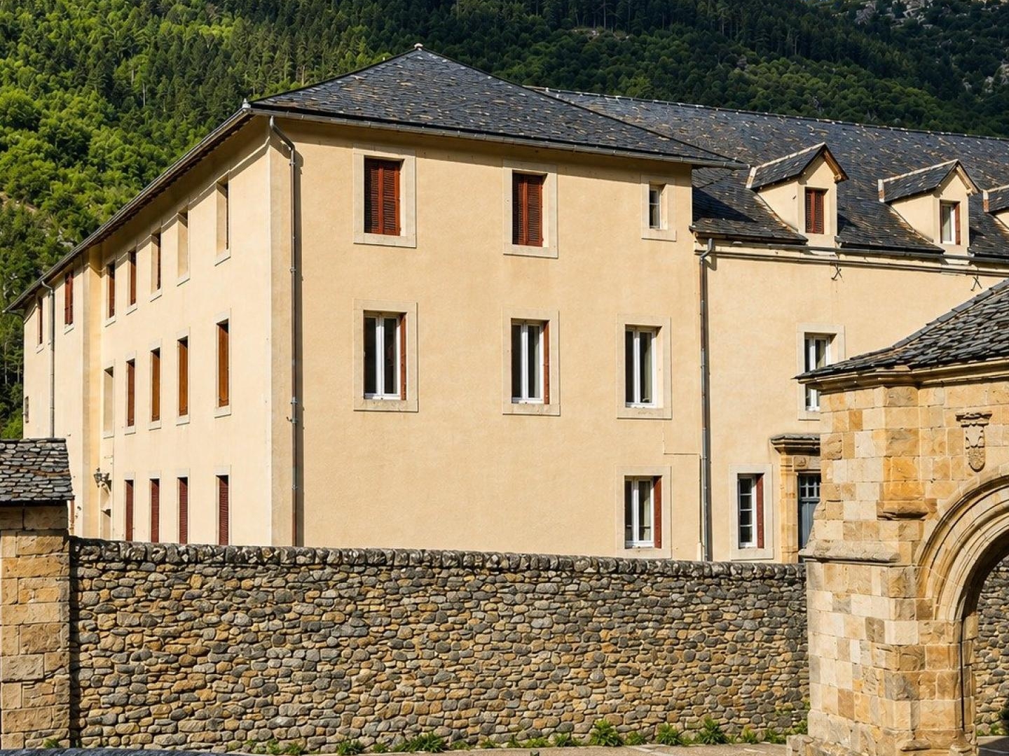 Couvent avec chambres d'hôtes, gîtes et restaurant - Gorges du Tarn