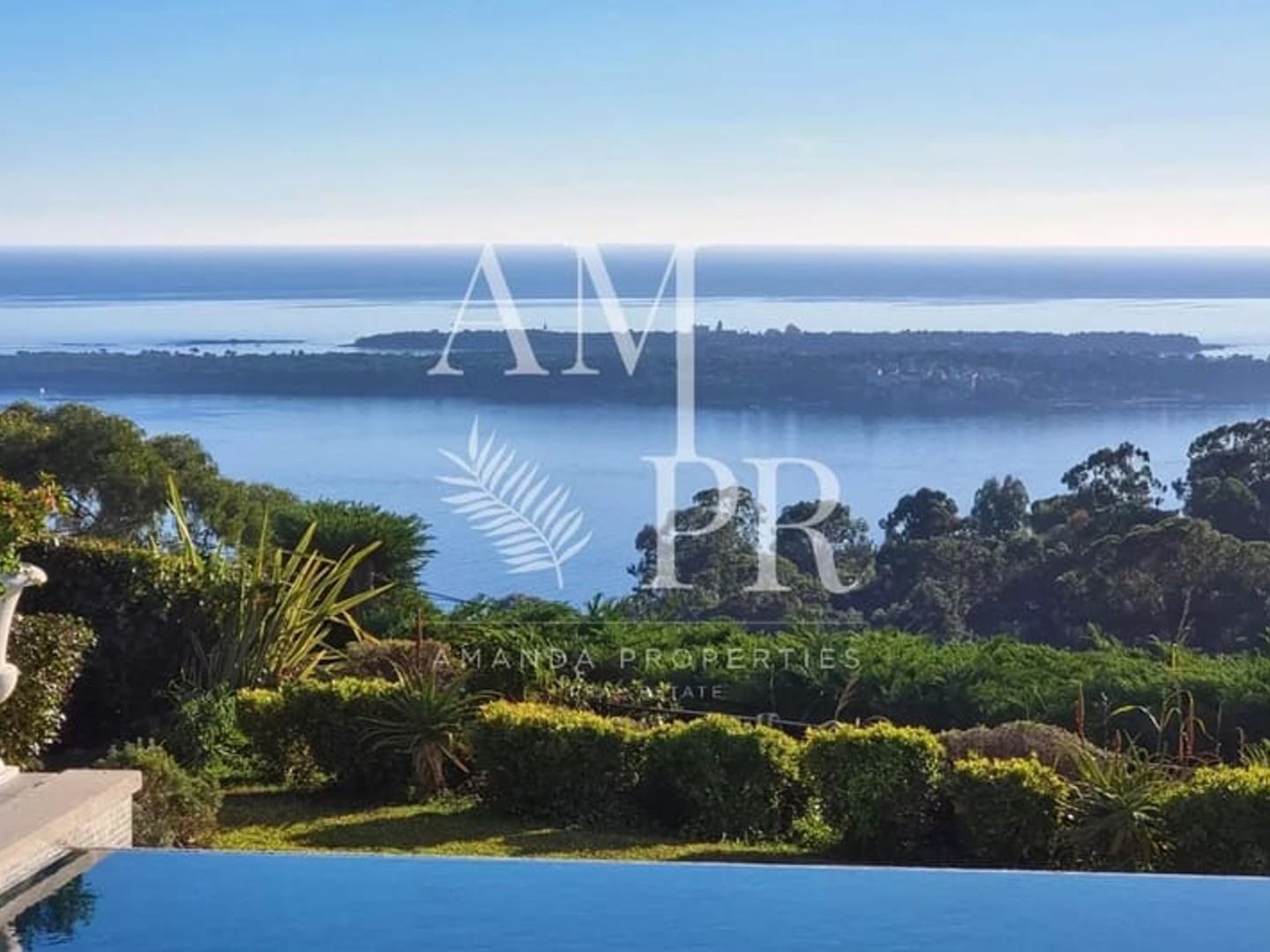 Villa de luxe à vendre à Super Cannes - Vue mer exceptionnelle sur les Îles de Lérins