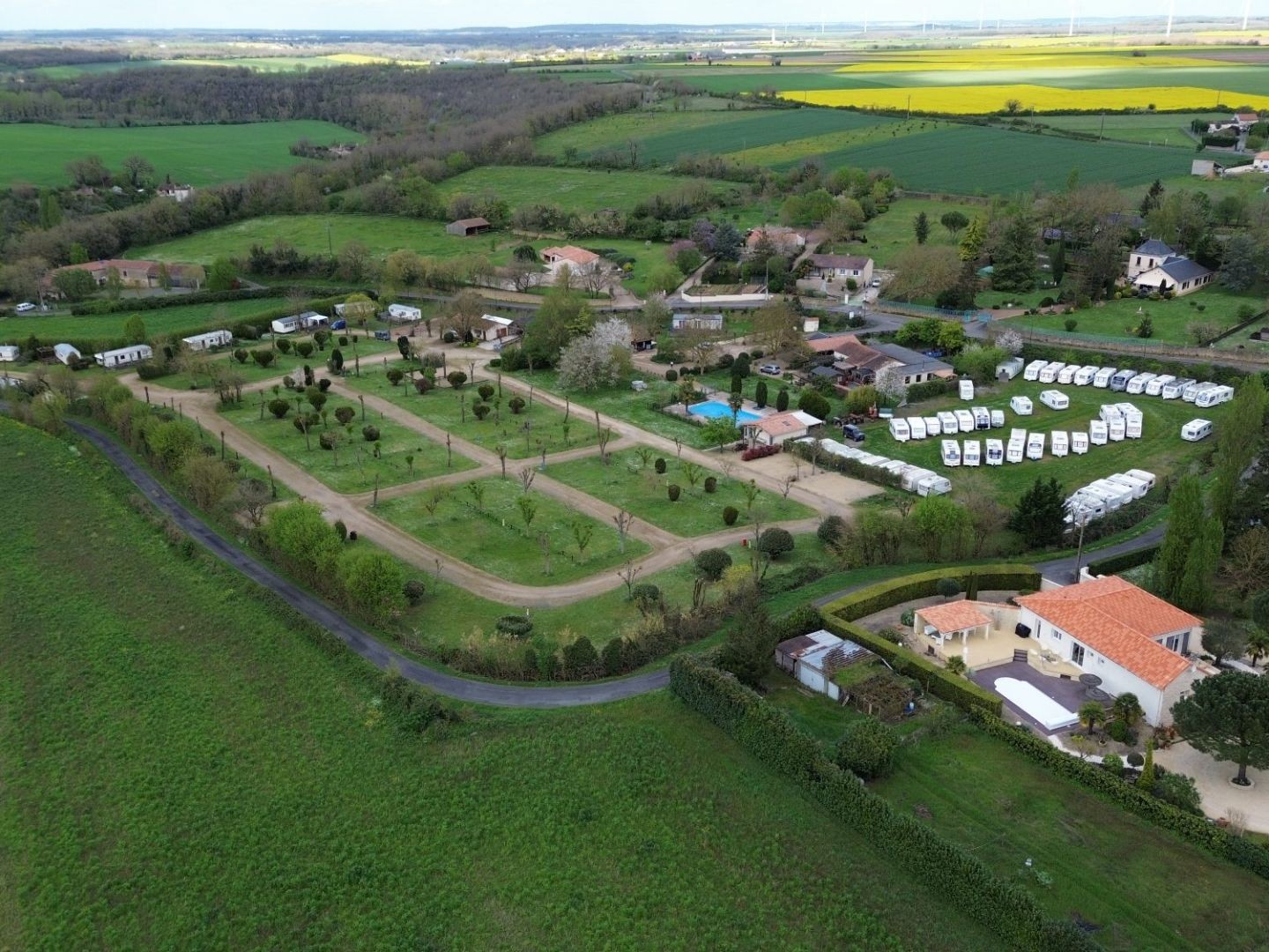 DEUX-SEVRES - Camping avec 72 Emplacements, Licence IV et Piscine