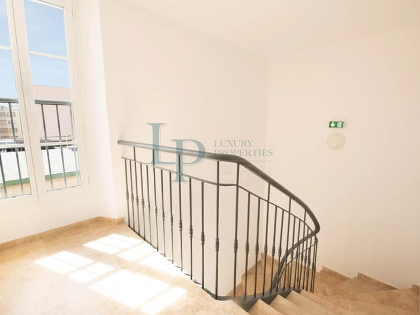 Immeuble à vendre - 8 pièces - 301m2 - Sainte-Maxime (83120)