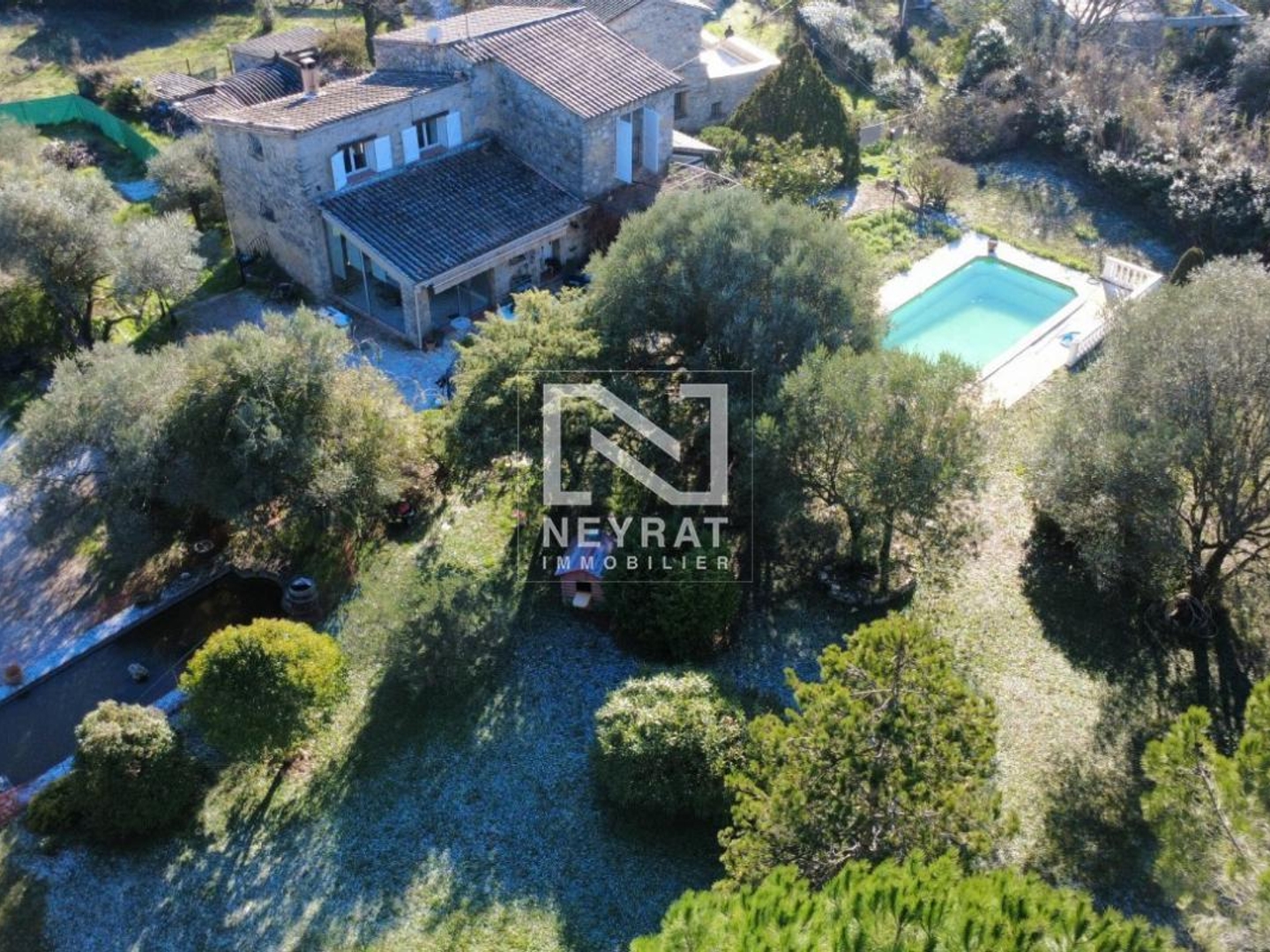 MAS EN PIERRE A FAYENCE VAR - MAGNIFIQUE JARDIN 3500m² AVEC PISCINE - BASSIN et FORAGE