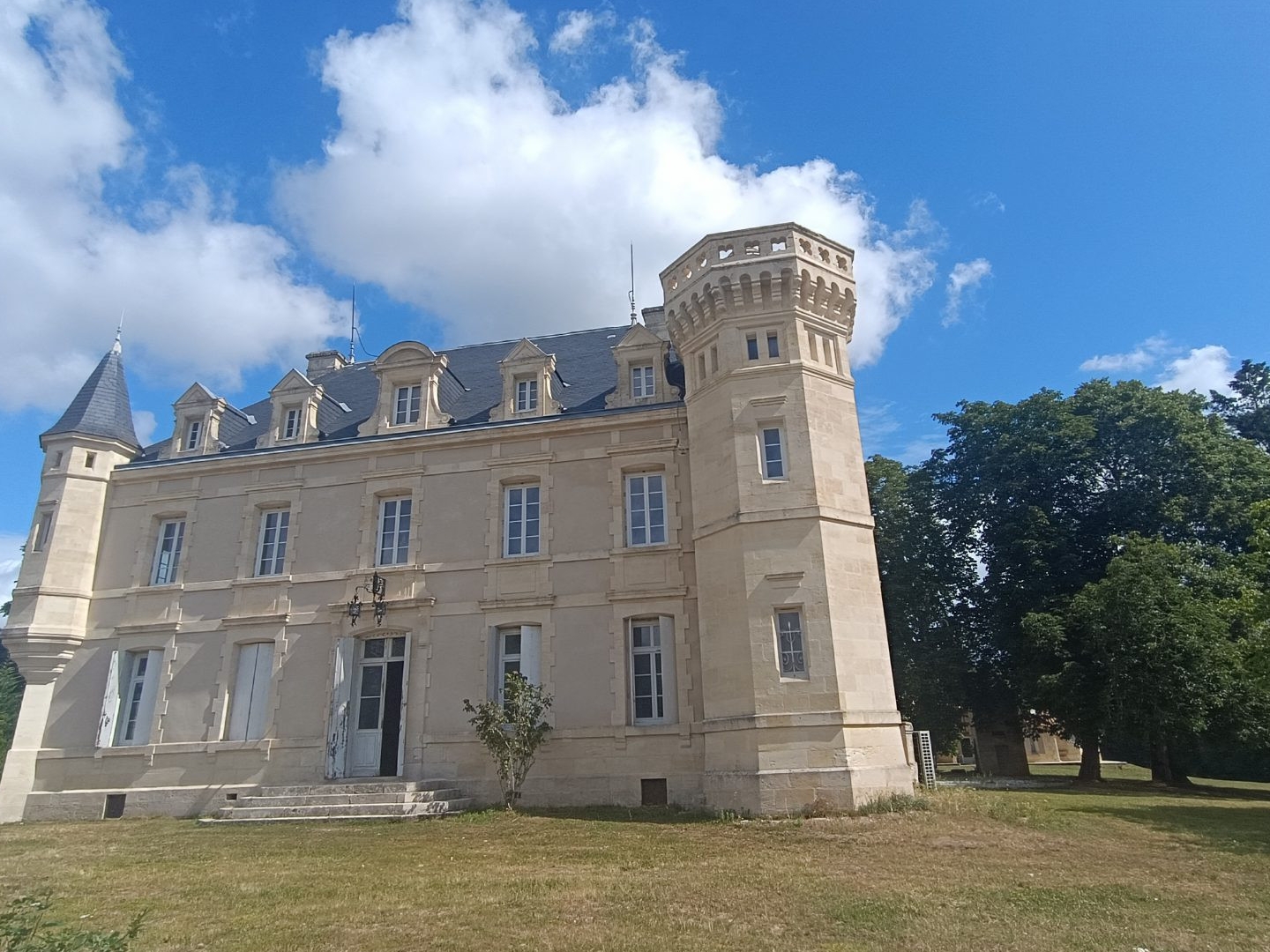 Maison à vendre - 15 pièces - 850m2 - Le Fieu (33230)