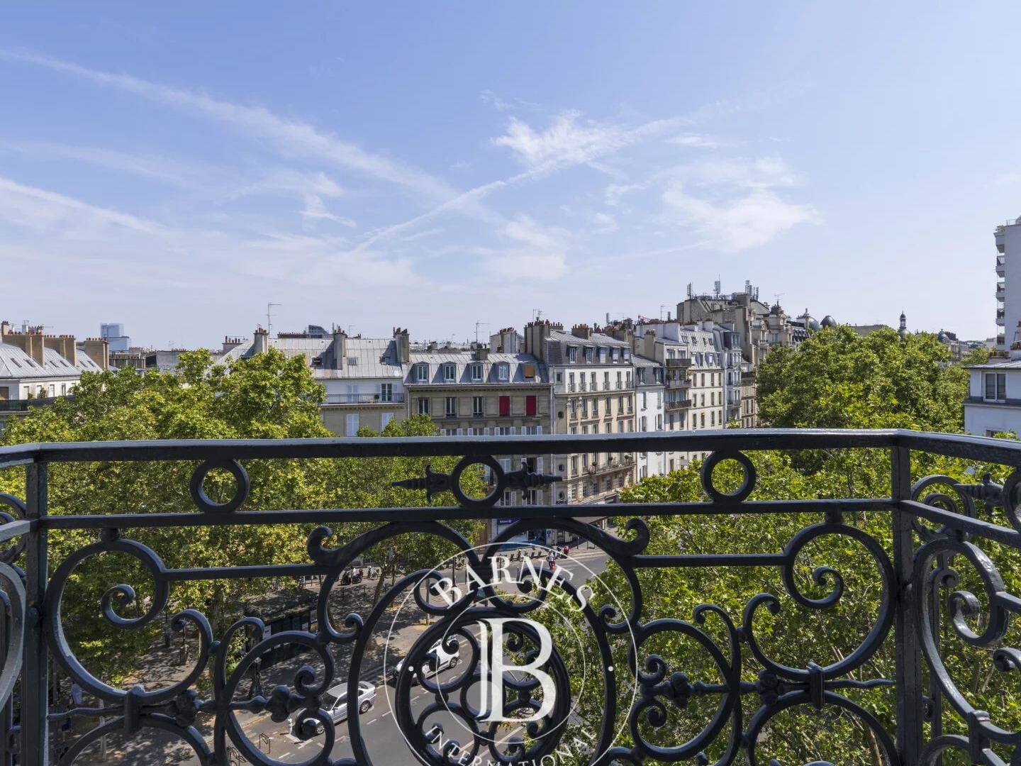 Exclusivité - Paris 17è - Ternes / Carnot - Appartement rénové et climatisé - 5è étage avec balcon et vue dégagée - 3 chambres - en option un studio