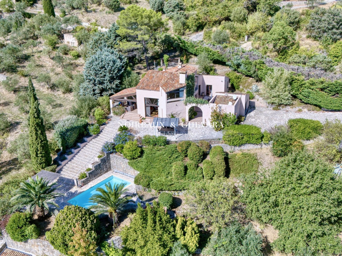 BELLE MAISON D'ARCHITECTE, SUPERBE VUE DOMINANTE PANORAMIQUE