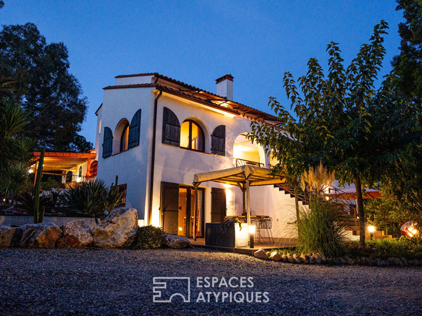 Belle villa à l'esprit hacienda méditerranéen, nichée dans son écrin de verdure à deux pas de la mer