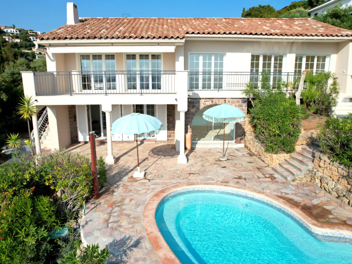 A VENDRE VILLA RENOVEE 4 CHAMBRES PISCINE PARKINGS VUE MER PANORAMIQUE