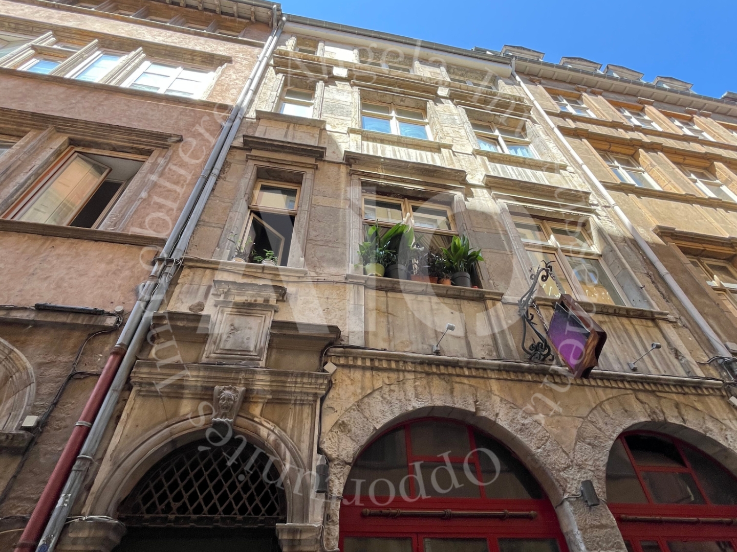 Ensemble immobilier à Lyon 5 : Murs commerciaux + Trois studios