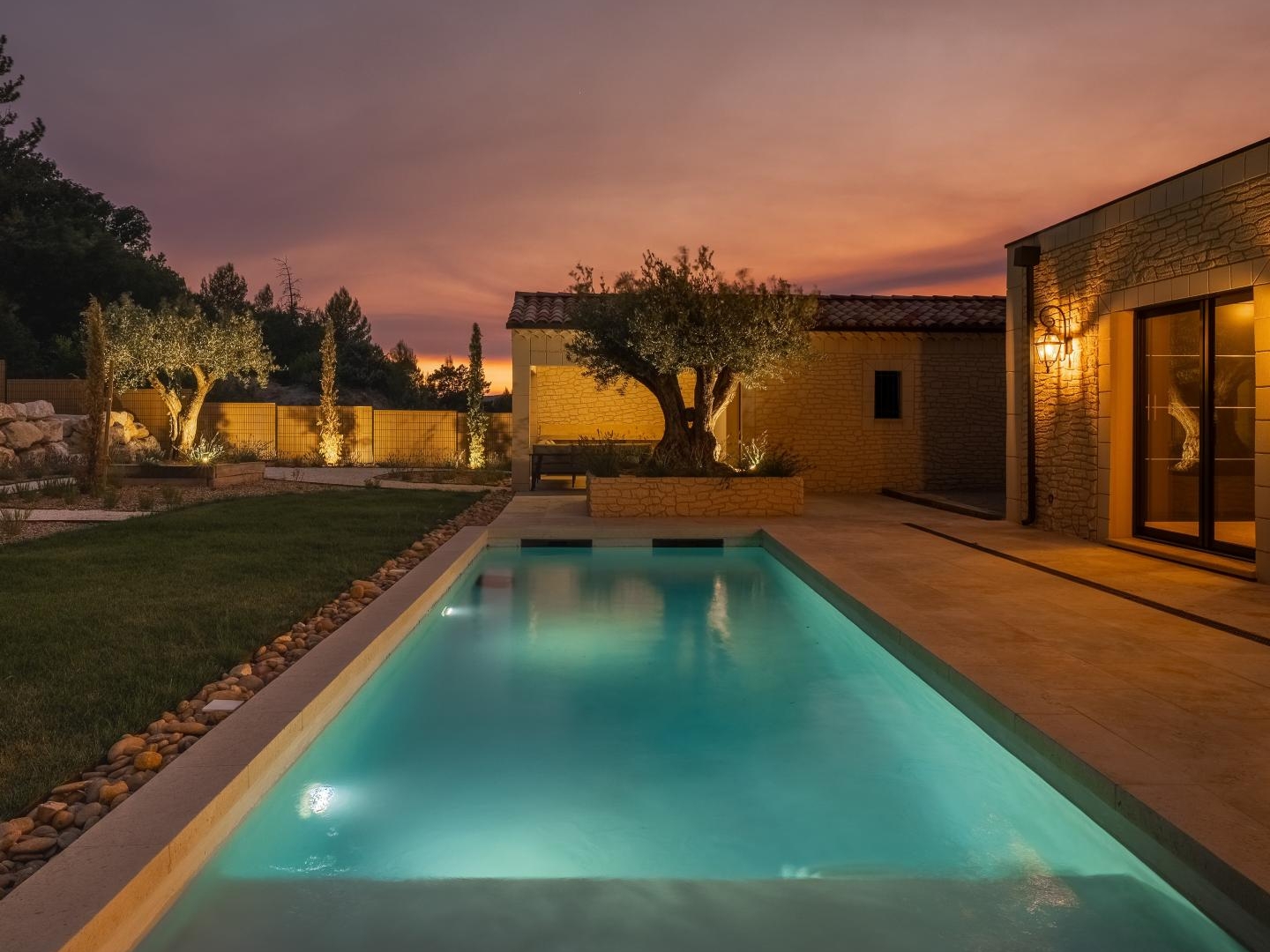Villa d'architecte de plain-pied 160 m2 - Piscine, pool house et 2 082 m2 paysagers - Saint-Saturnin-les-Apt