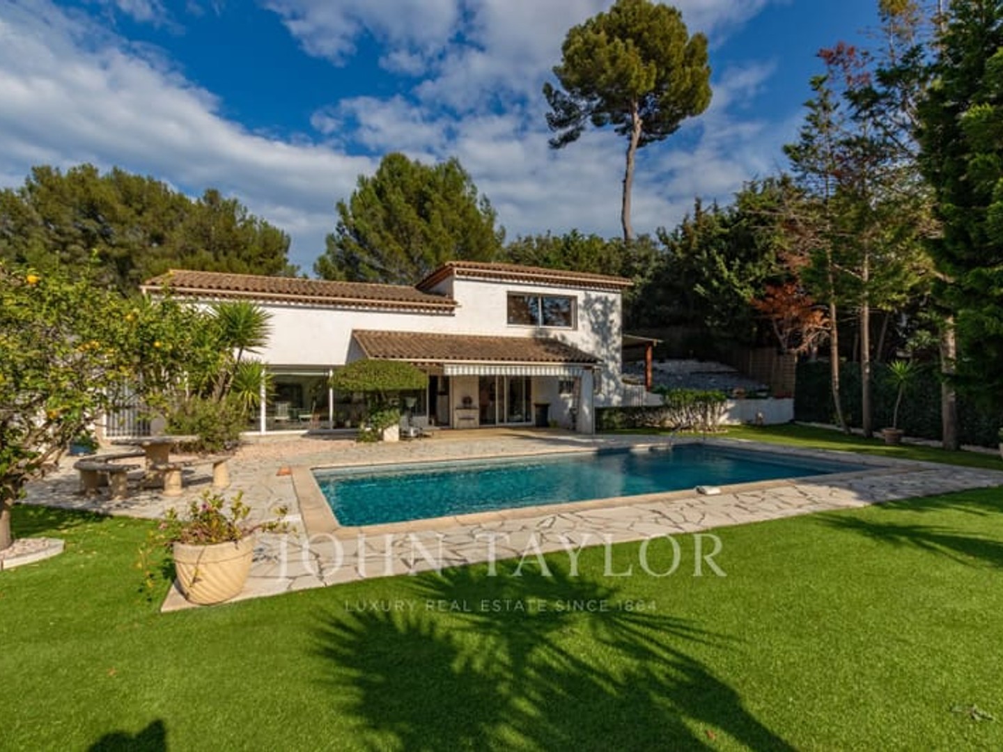 Villa lumineuse avec piscine et studio indépendant | Antibes