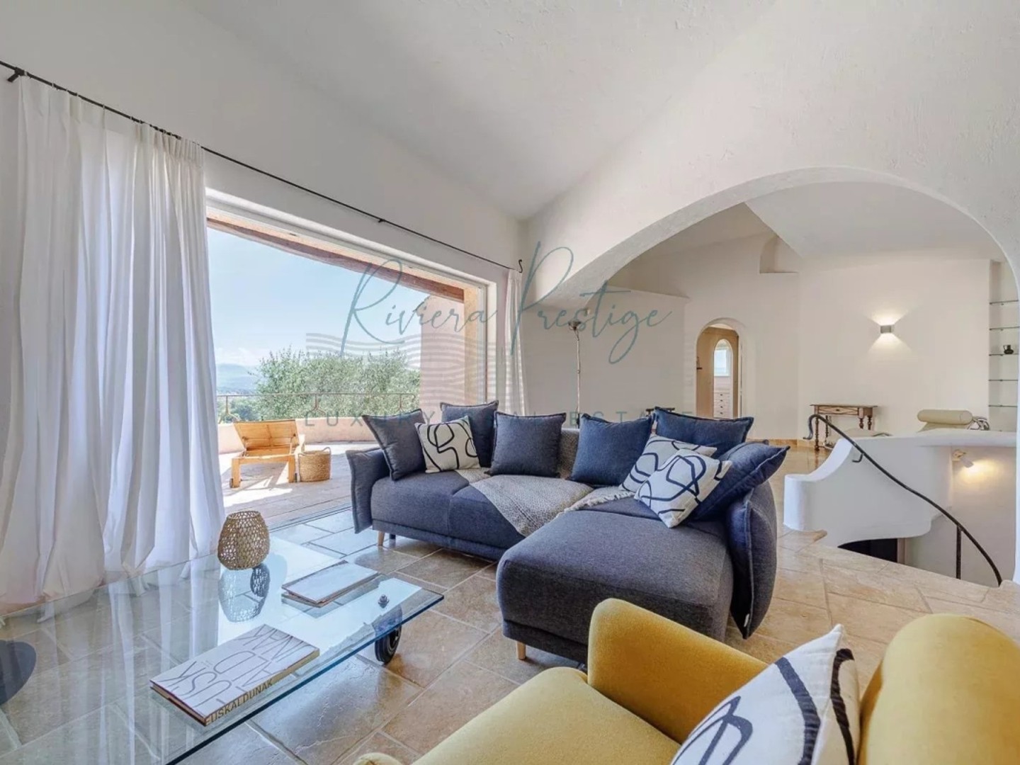 Villa d'exception signée Couëlle dans le prestigieux domaine de Castellaras le Vieux