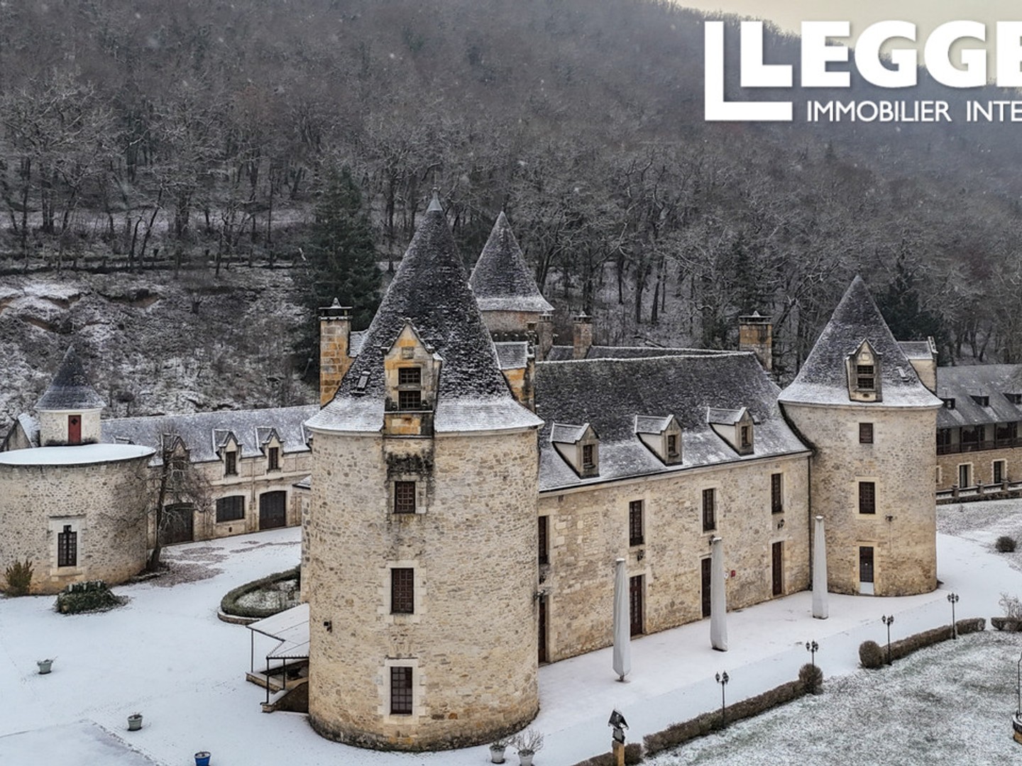 Château d'exception au charme médiéval, niché au coeur du Périgord Noir, alliant l'histoire et l'élégance