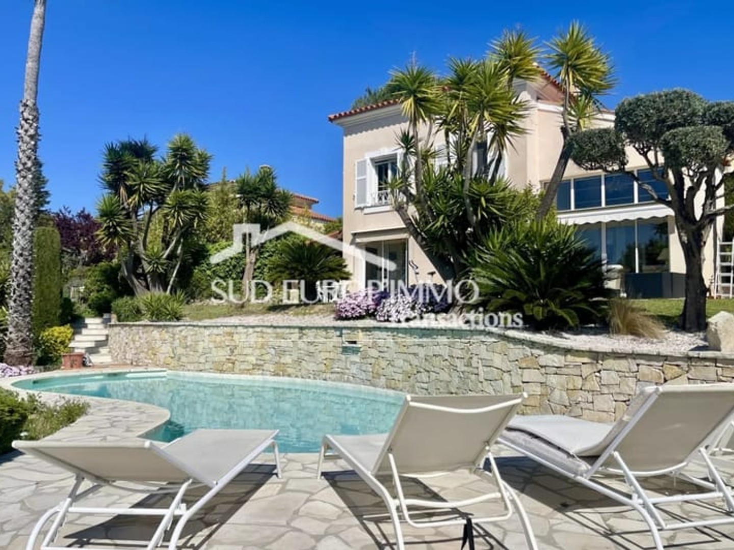 NiCE Saint Pancrace élégante villa de standing avec piscine, pool house et panorama collines