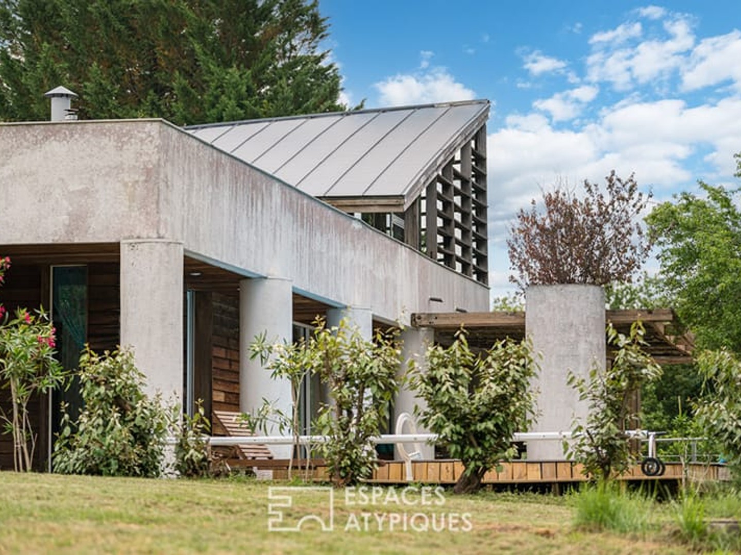 Maison d'architecte de plain-pied avec piscine et vue exceptionnelle