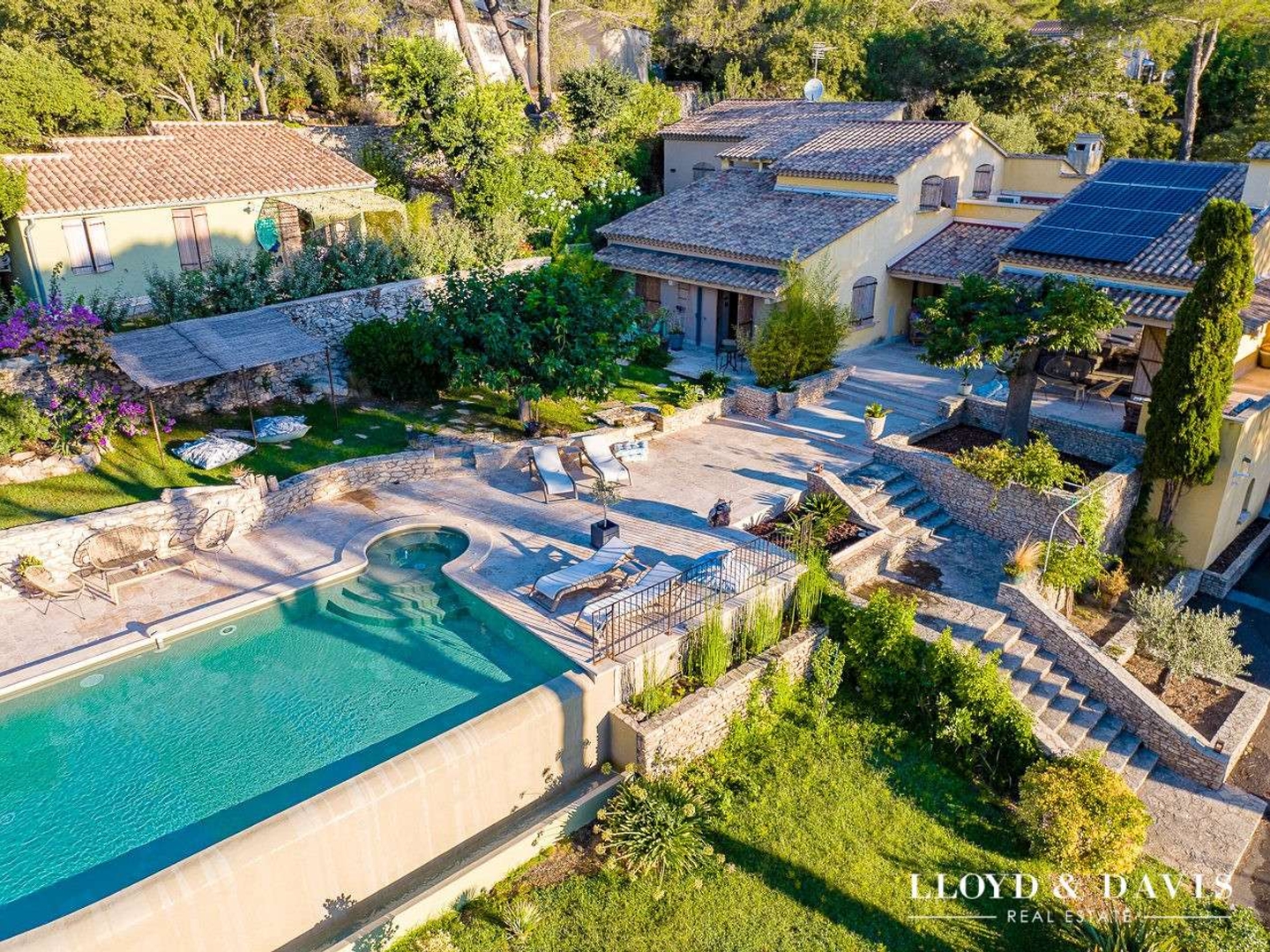 Maison à vendre - 9 pièces - 275m2 - Nîmes (30000)
