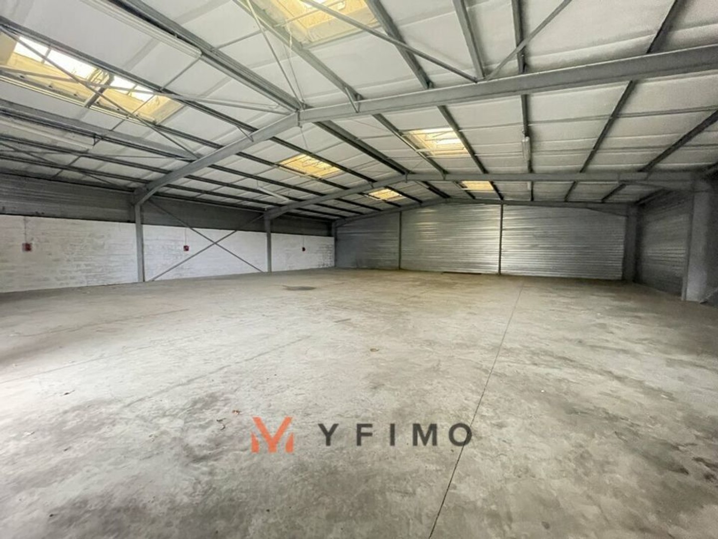 Locaux à vendre - 1300m2 - Mantes-La-Jolie (78200)