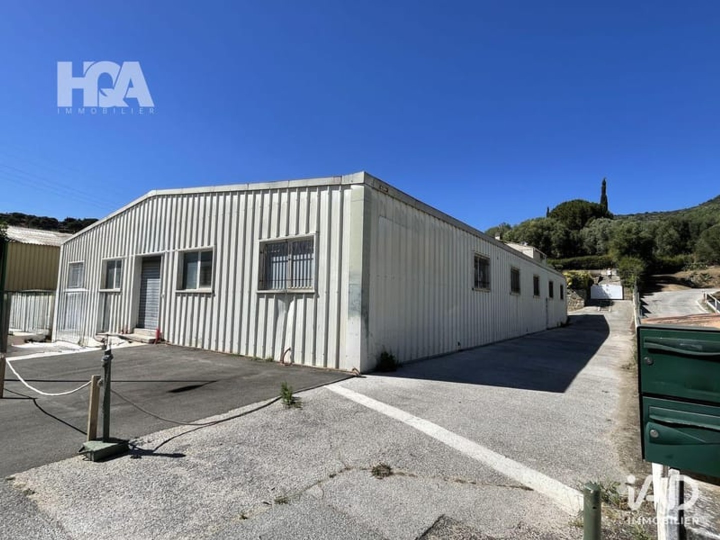 Immeuble commercial 3 pièces 678 m²