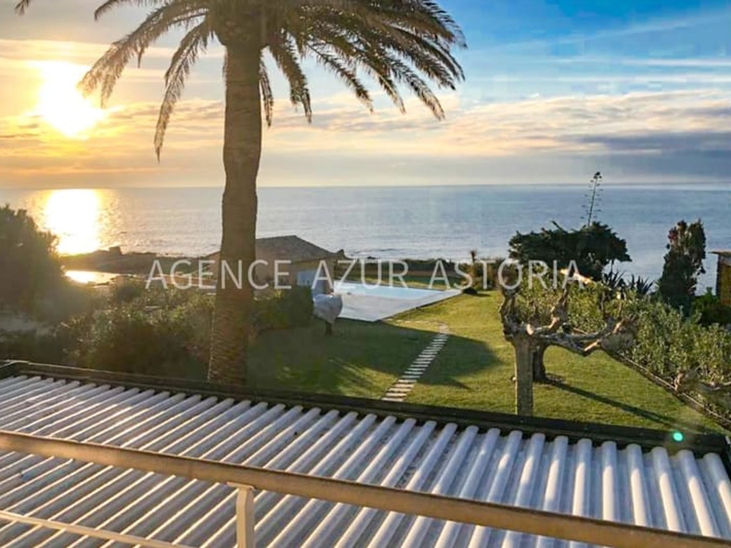 VENTE D'UNE VILLA PIEDS DANS L'EAU AUX ISSAMBRES FACE A LA BAIE DE SAINT-TROPEZ
