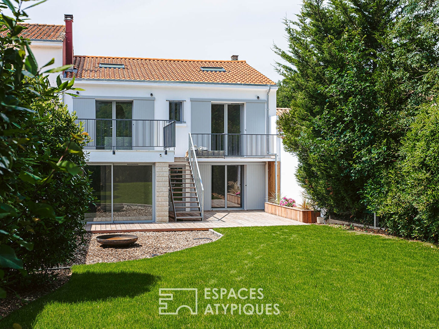 Charmante maison inversée des années 60 à la rénovation de qualité