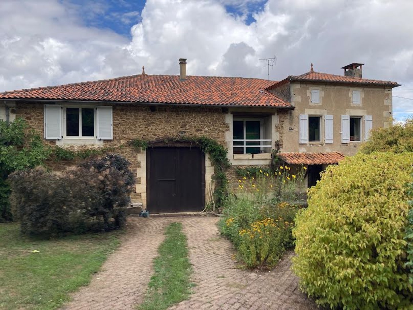 Maison à vendre - 11 pièces - 182m2 - Terres-De-Haute-C... (16270)
