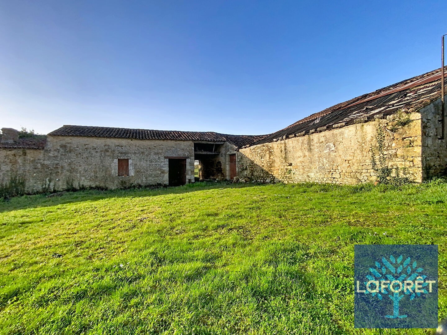 Maison à vendre - 10 pièces - 300m2 - La Chapelle-Thémer (85210)