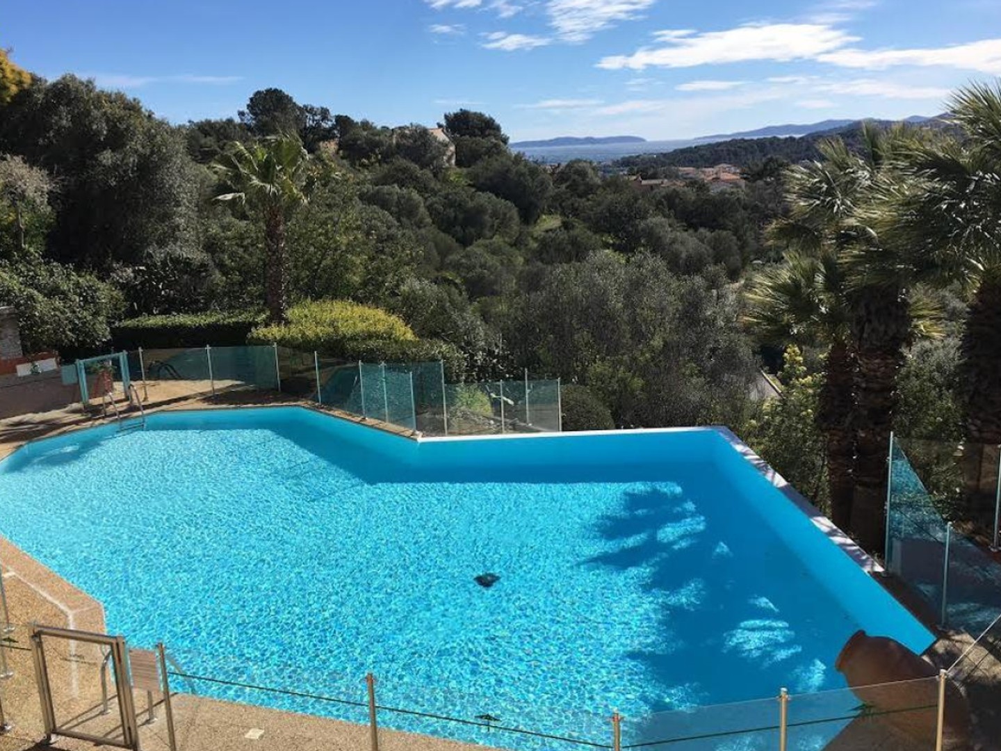 GRAND APPARTEMENT AVEC GRANDE TERRASSE - VUE JUSQU'A LA MER