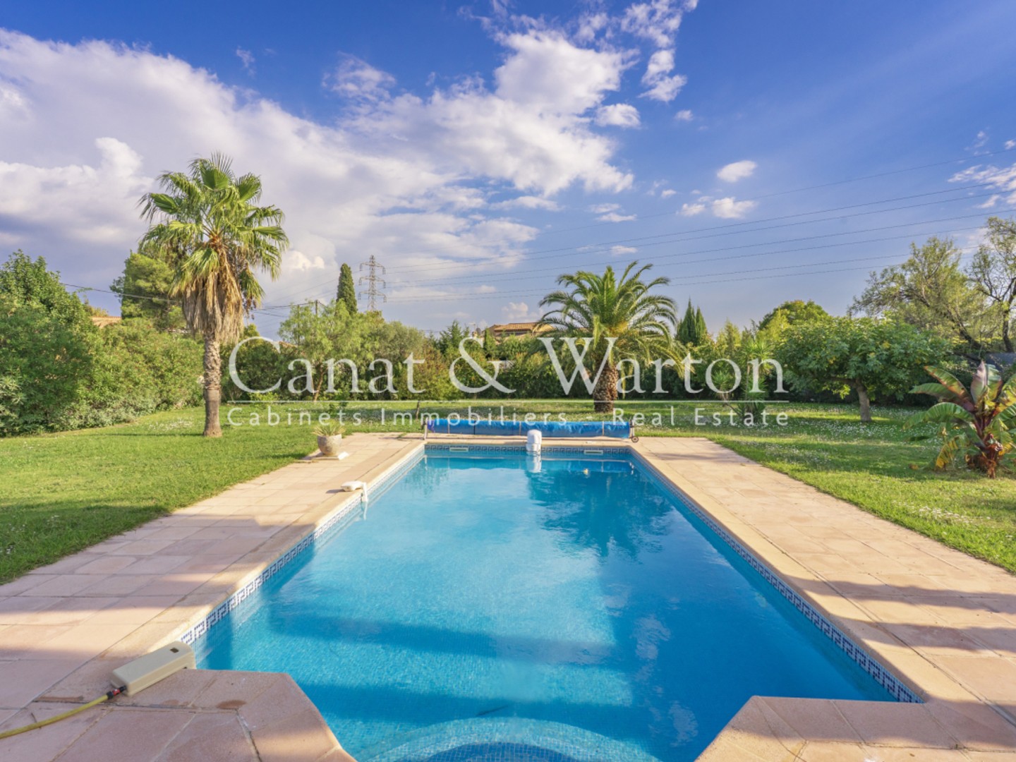 LA FARLÈDE SUPERBE VILLA DE 245 m2, PISCINE ET JARDIN D'EX