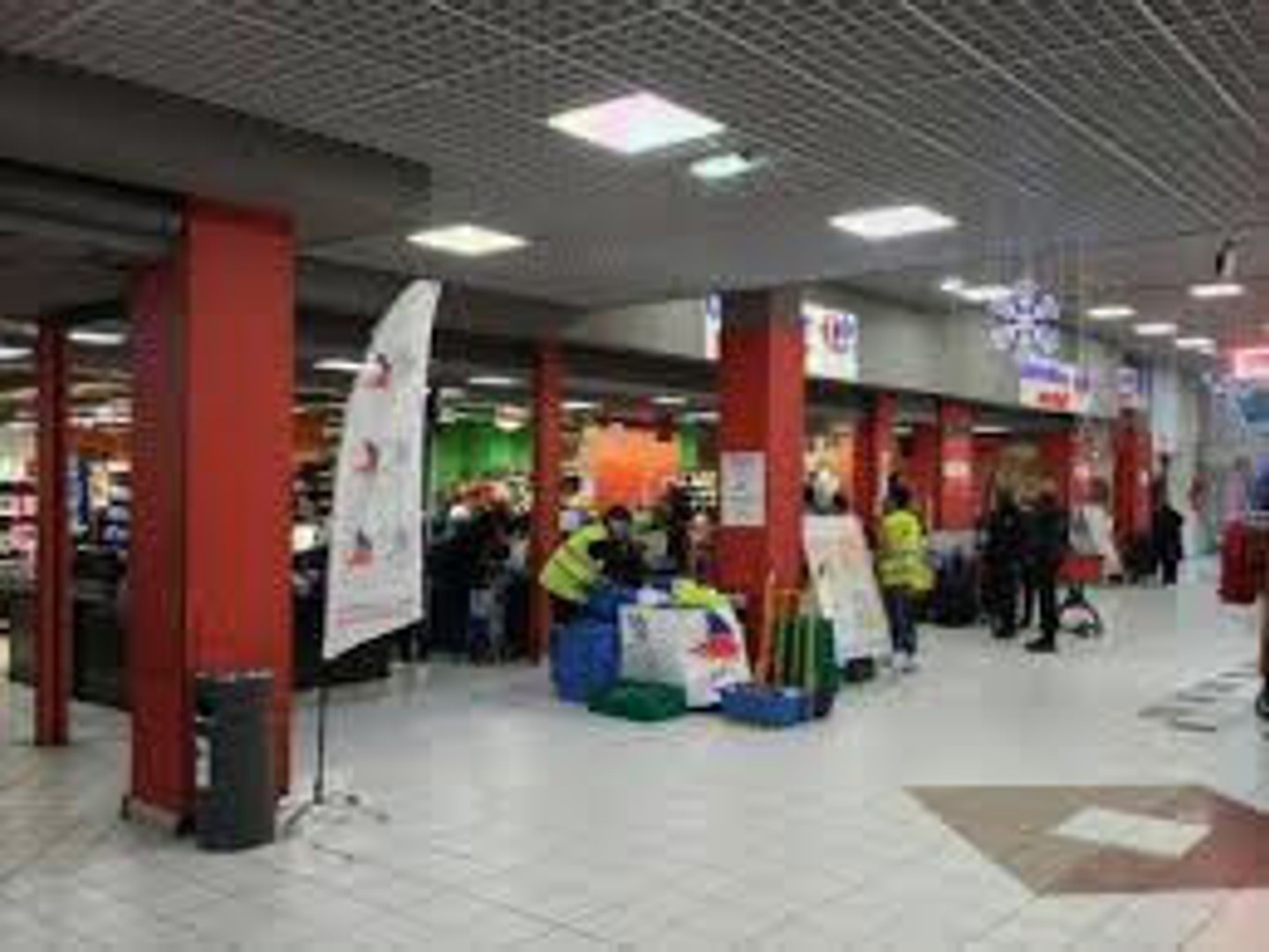 MURS COMMERCIAUX dans galerie commercial 75018