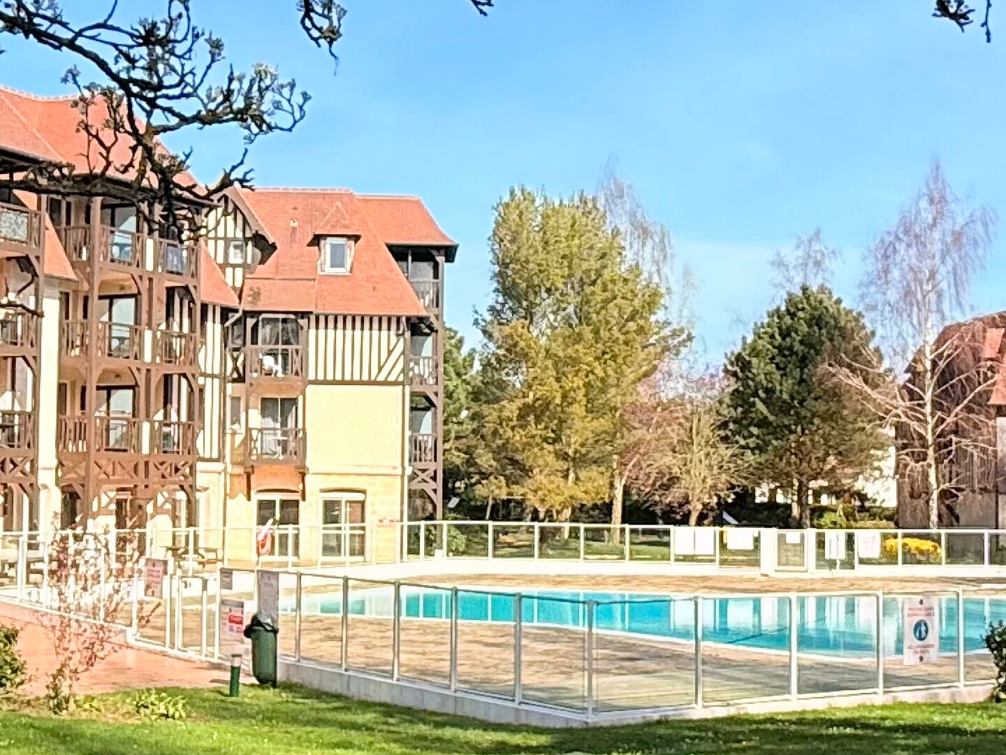 Situé au 9 rue des Aunes à Deauville, au sein d'une rési....