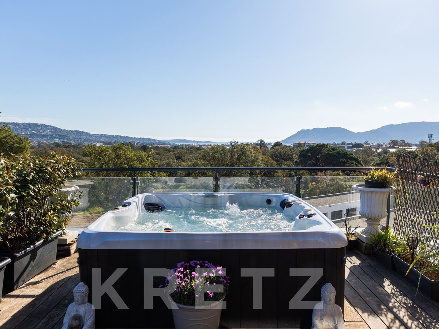 MAISON SUR LES TOITS de 120 m², en DERNIER ÉTAGE avec VUE MER
