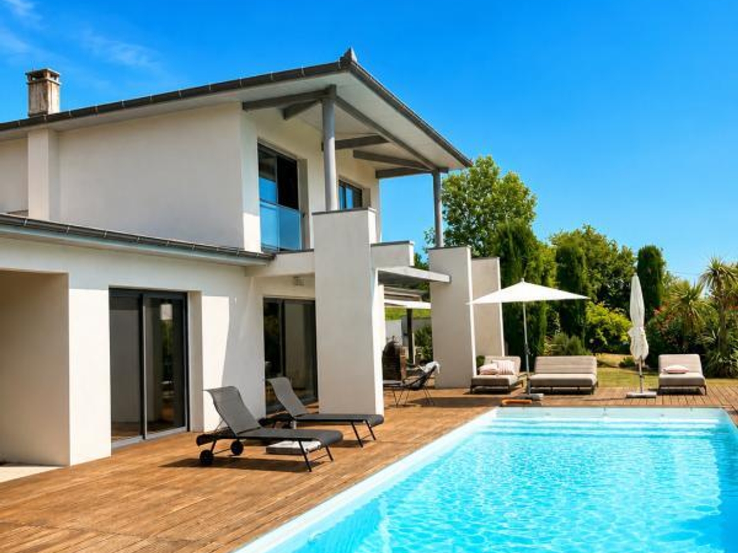 Vends villa - 225 m² - 4 pièces, 3 chambres - Villeneuve-de-Rivière 31800