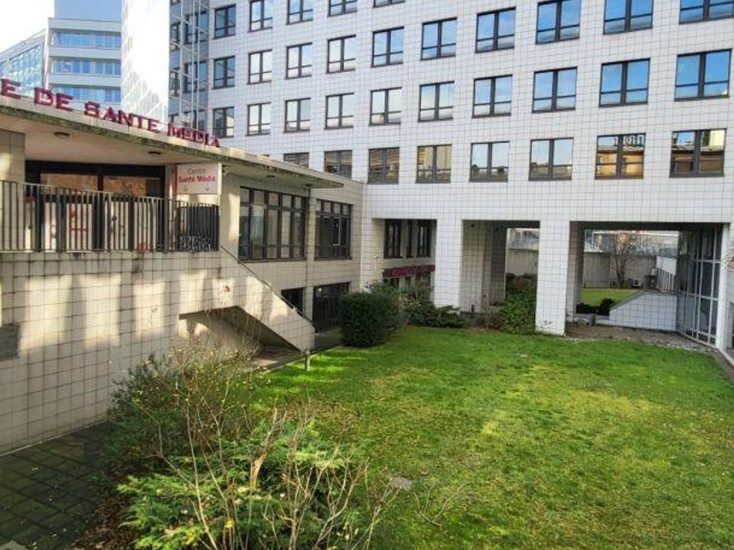 Immeuble commercial 3 pièces 875 m²