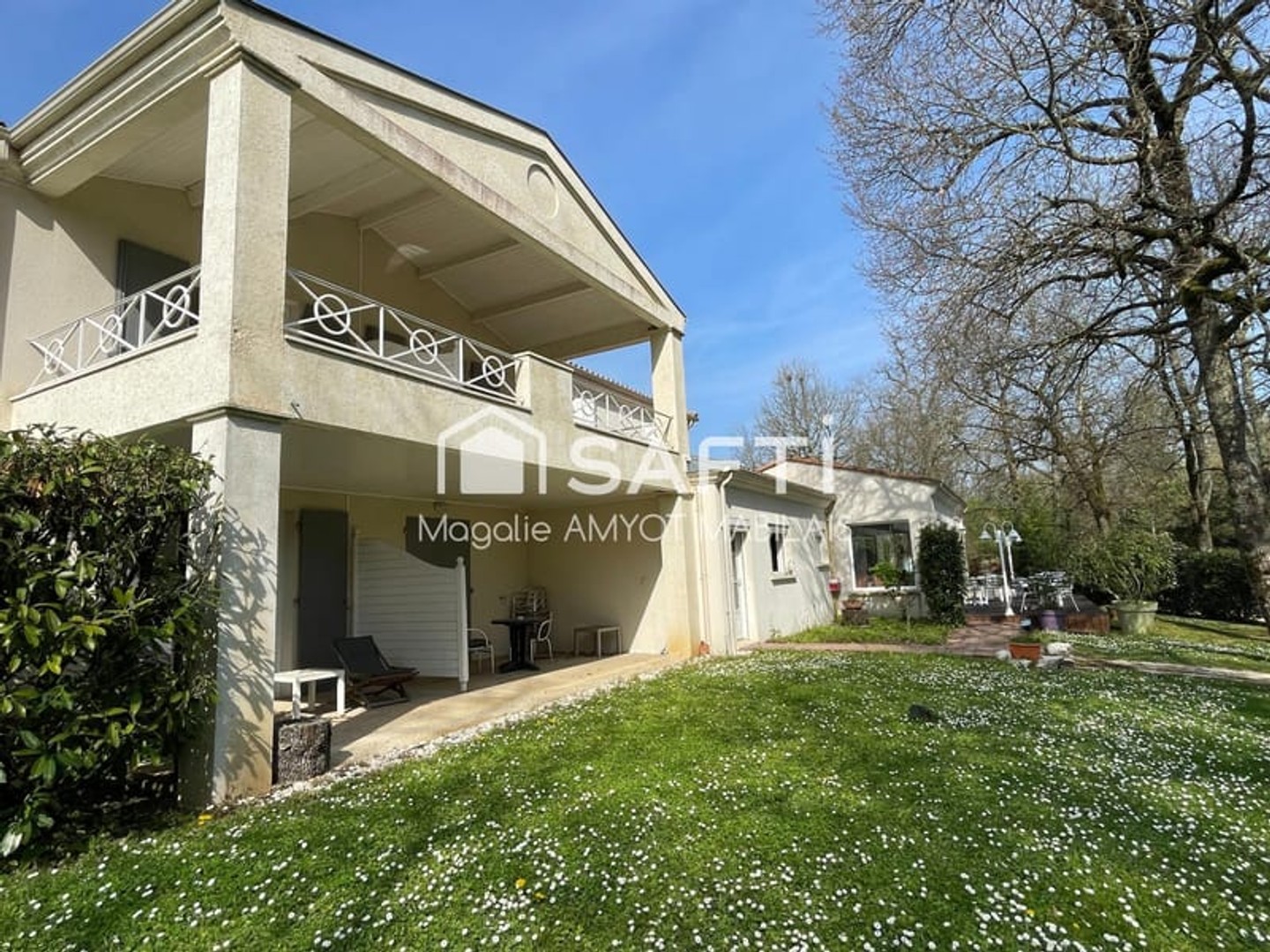 Magasin à vendre - 30 pièces - 1016m2 - Cognac (16100)