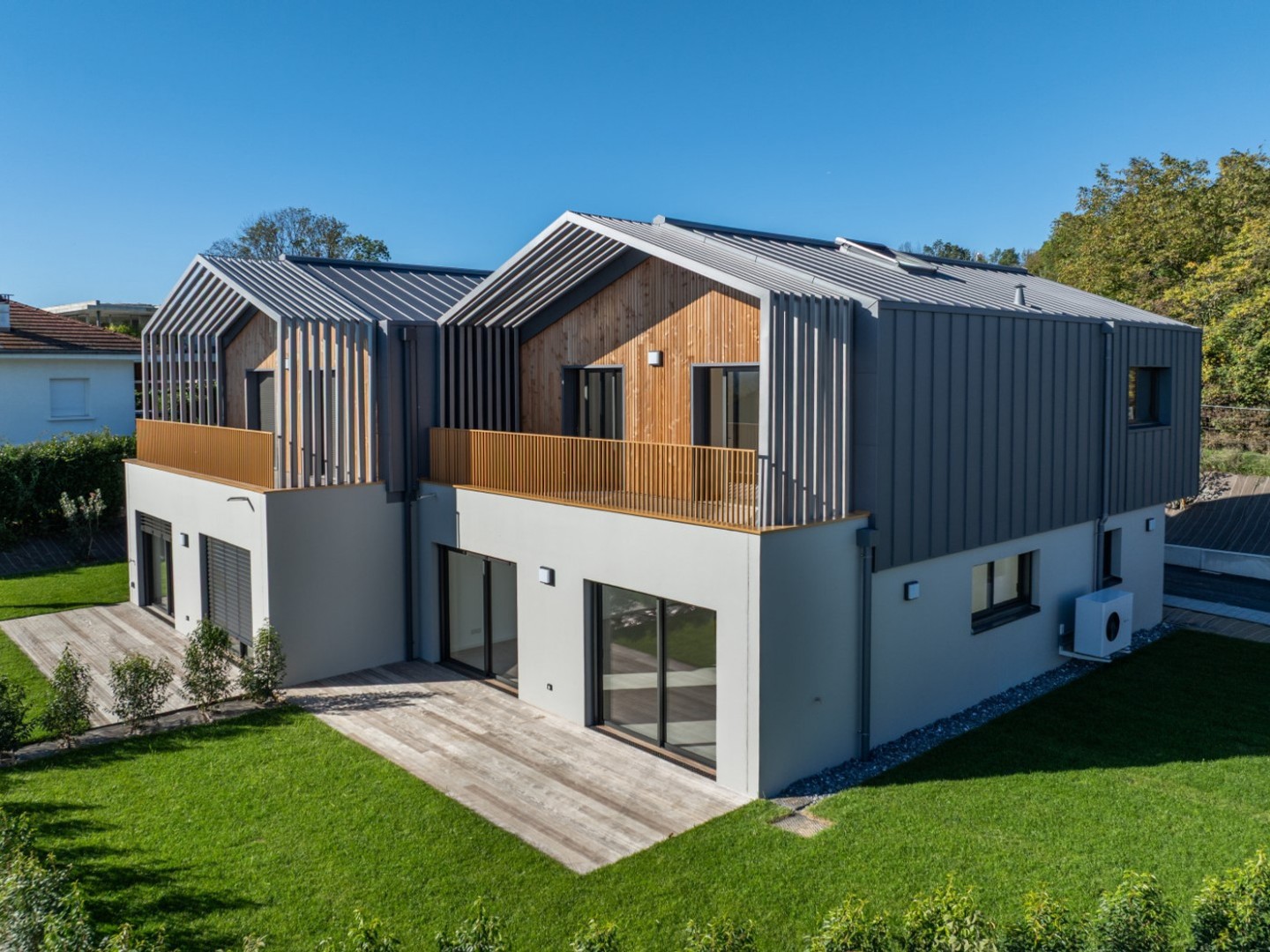 villa contemporaine neuve vue dégagée ville et montagnes