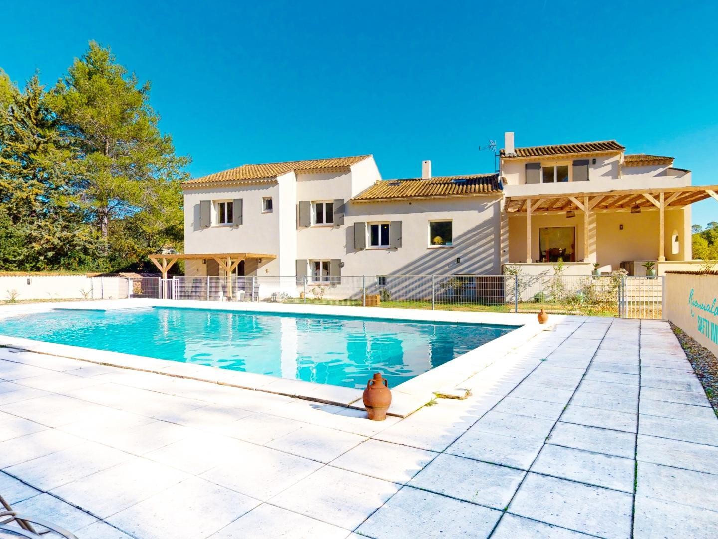 Maison à vendre - 15 pièces - 430m2 - Méounes-Lès-Montr... (83136)