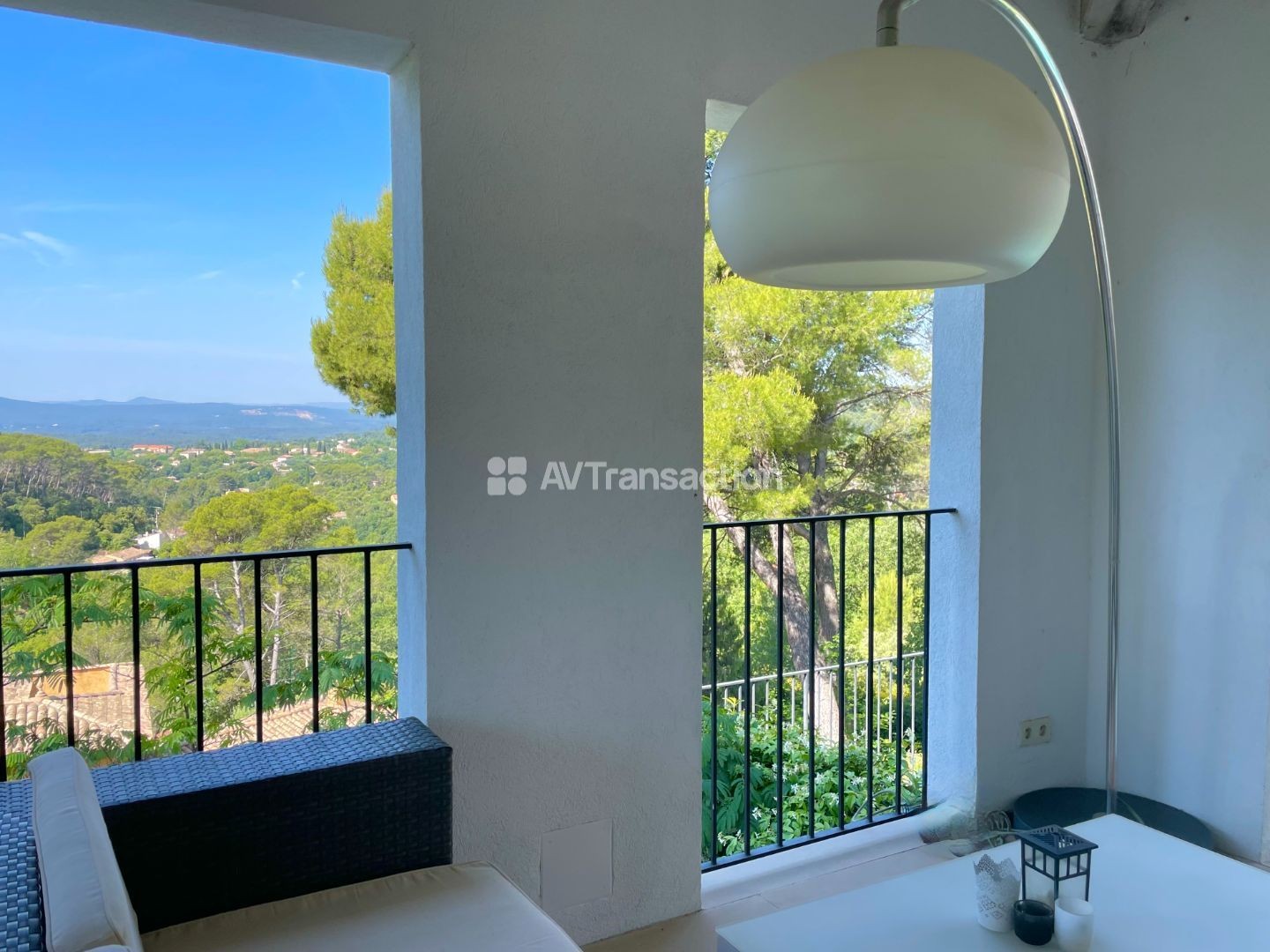 Maison moderne magnifiquement située avec une vue imprenable.