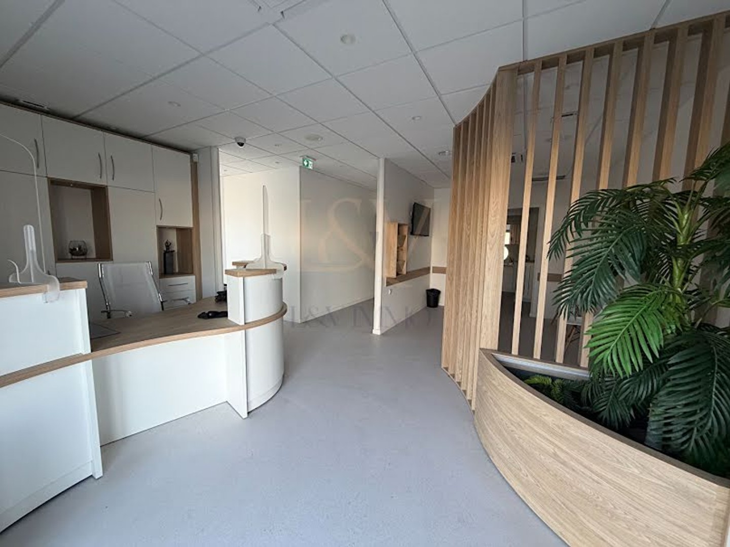 Local 23 pièces 347 m²