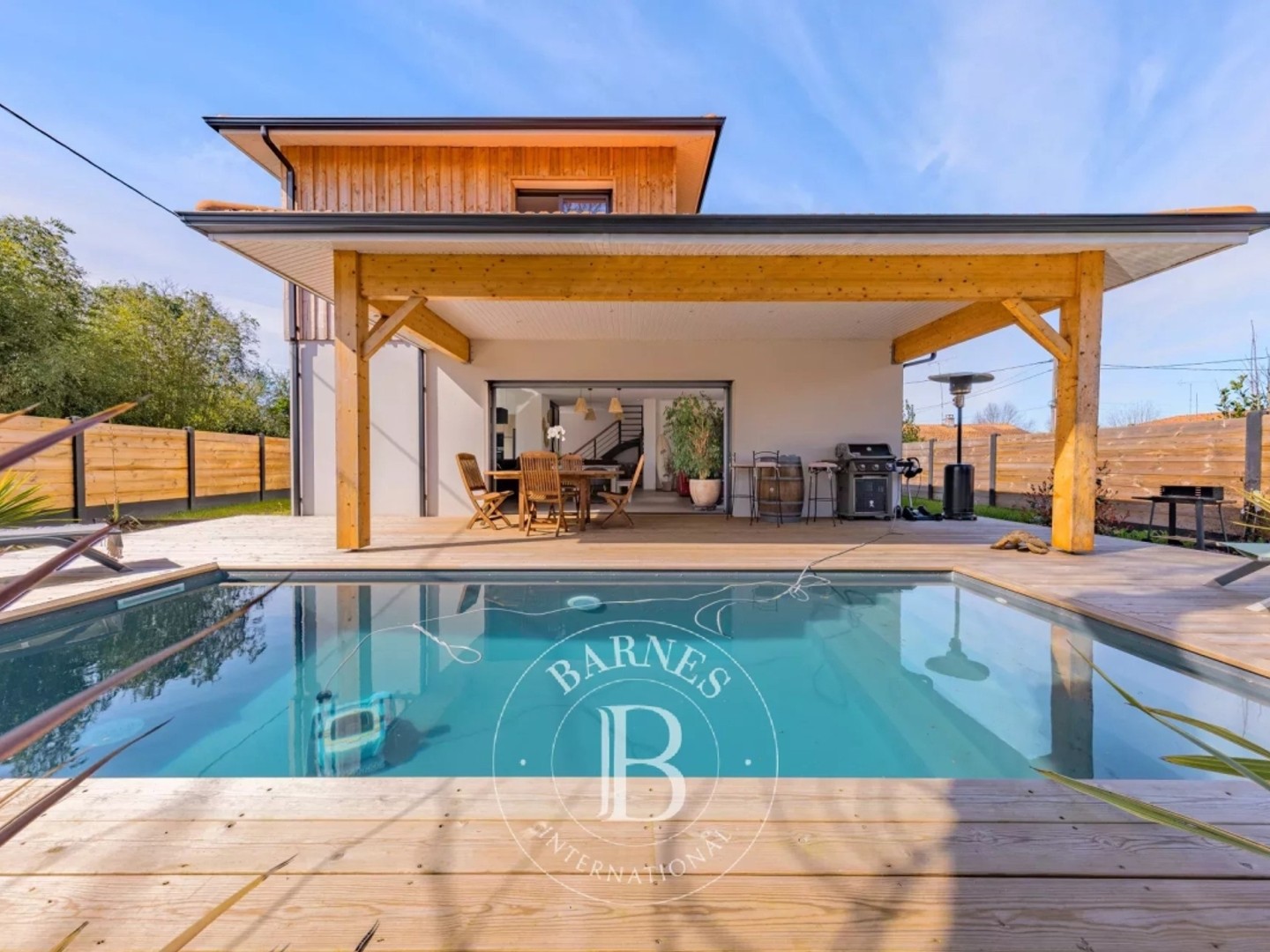 SUPERBE VILLA CONTEMPORAINE AVEC PISCINE, 4 CHAMBRES ET UN GARAGE, À GUJAN-MESTRAS