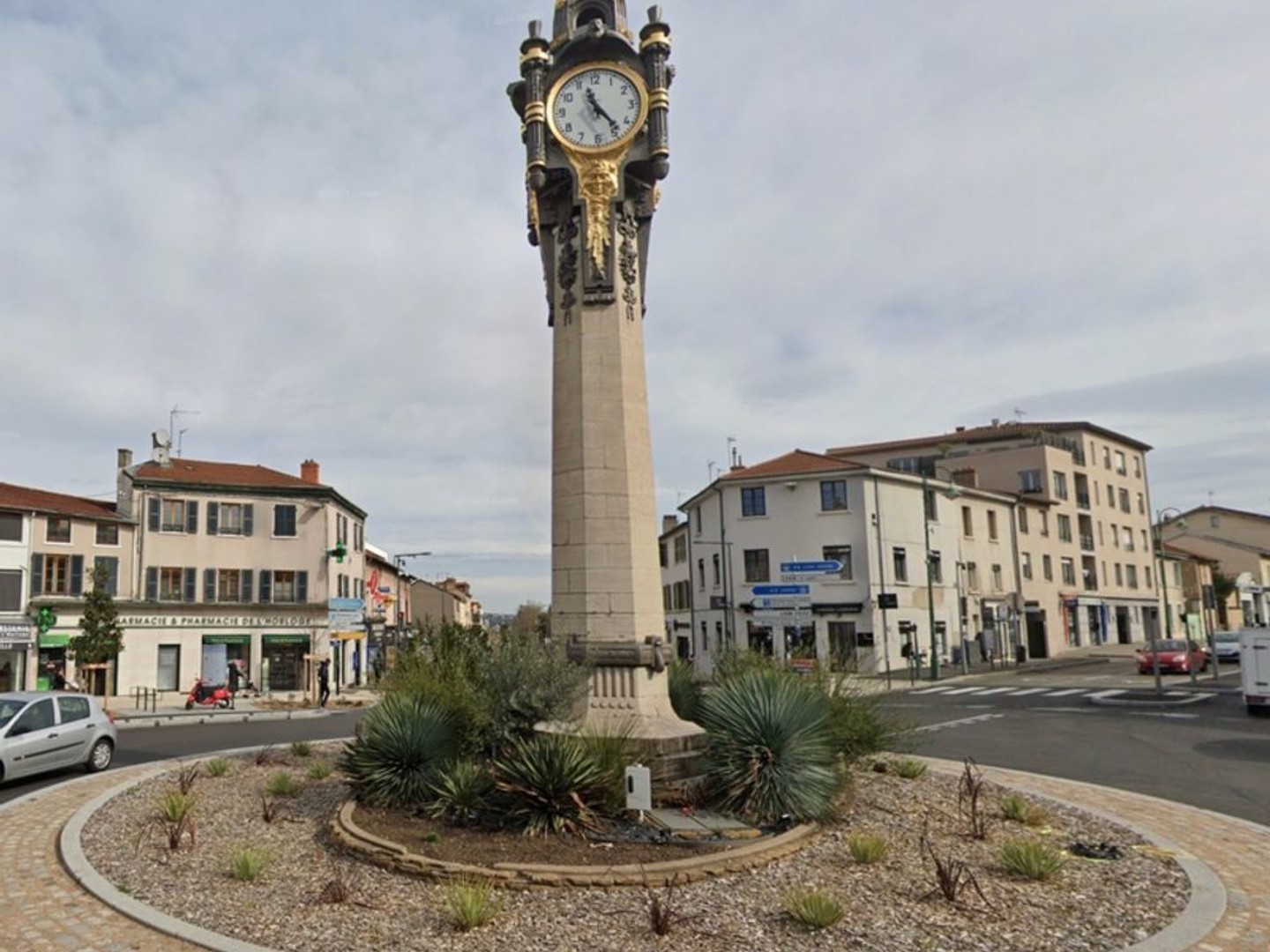 Dpt Rhône (69), à vendre TASSIN LA DEMI LUNE- MURS Local commercial de 800m2 environ dont 630m2 en RDC à l'horloge