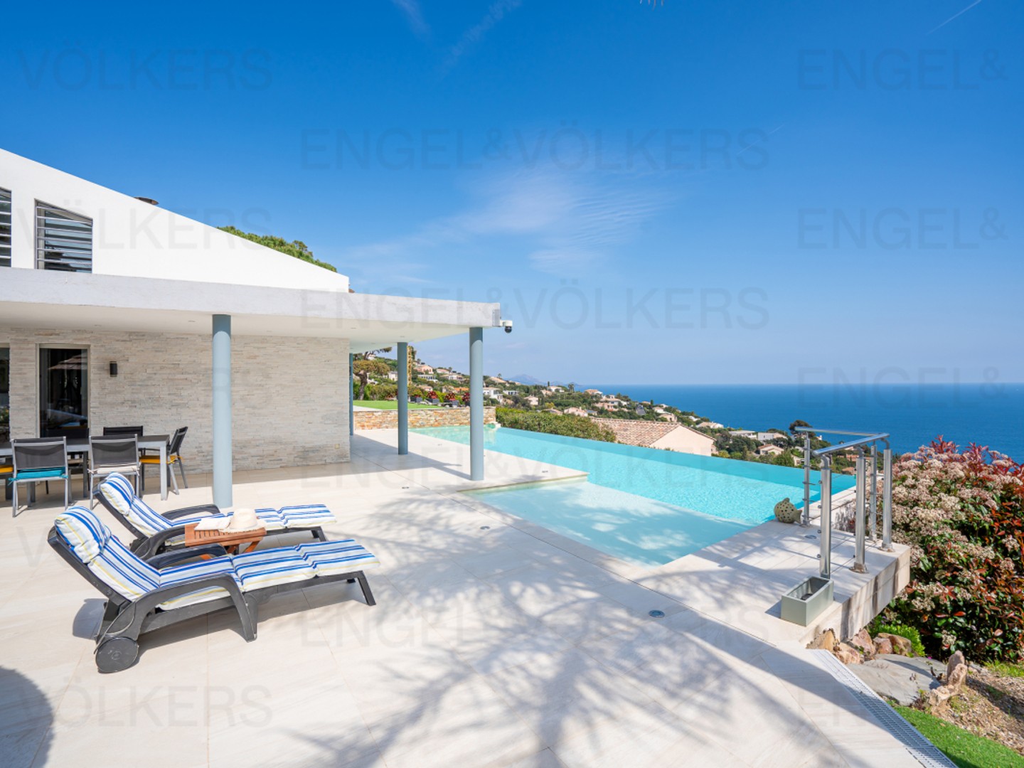 Villa contemporaine avec vue mer, piscine et espaces extérieurs