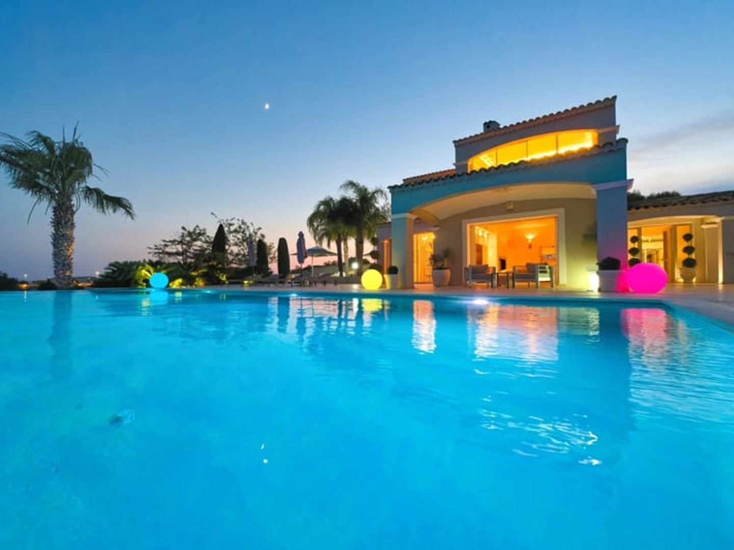 Villa de luxe 433 m² avec piscine à débordement et vue panoramique 180° sur la Baie des Anges - Nice Côte d'Azur