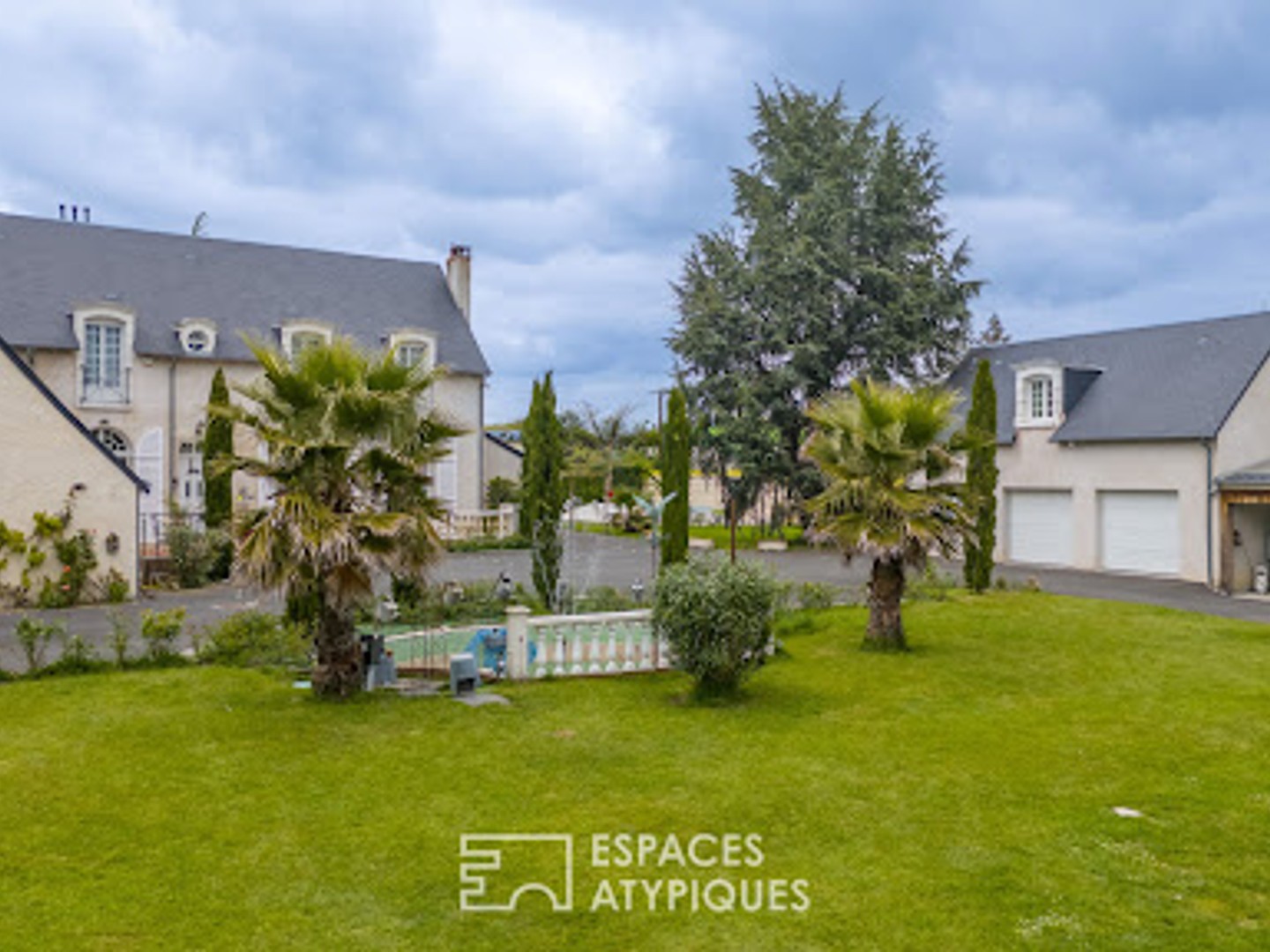 Maison à vendre - 9 pièces - 320m2 - Charentilly (37390)