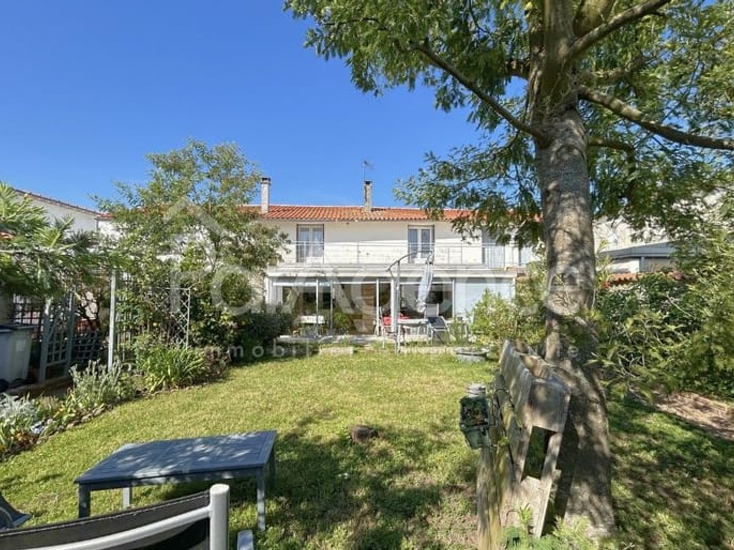 Maison à vendre - 9 pièces - 247m2 - Saint-Just-Luzac (17320)