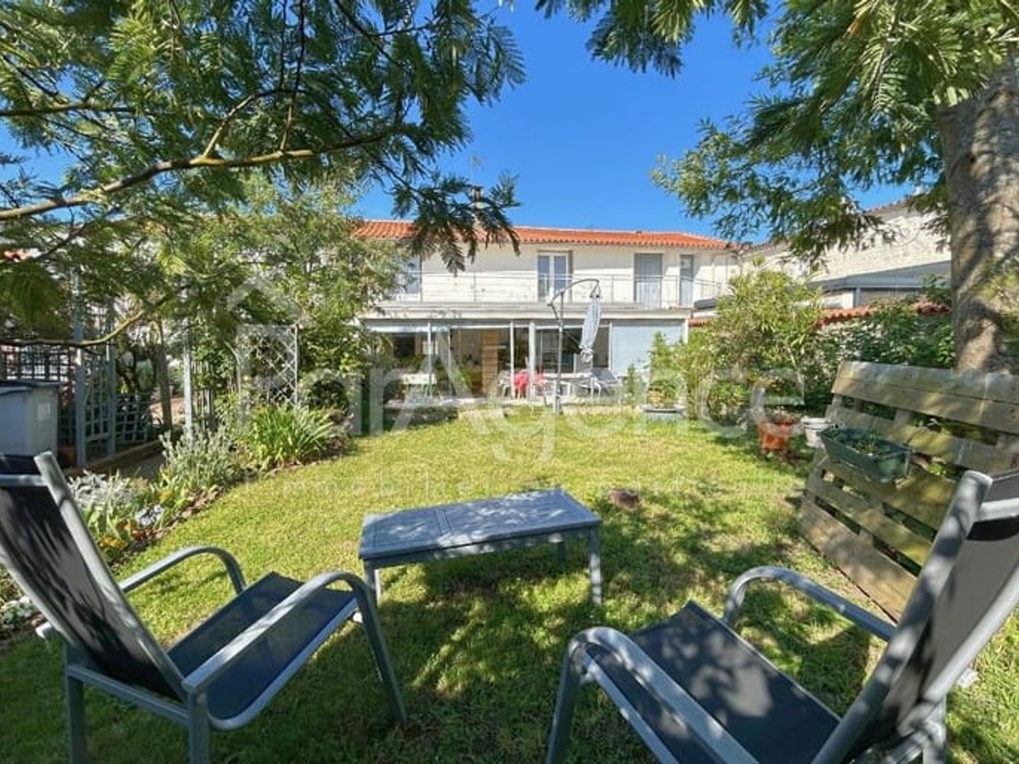 Maison à vendre - 9 pièces - 247m2 - Saint-Just-Luzac (17320)