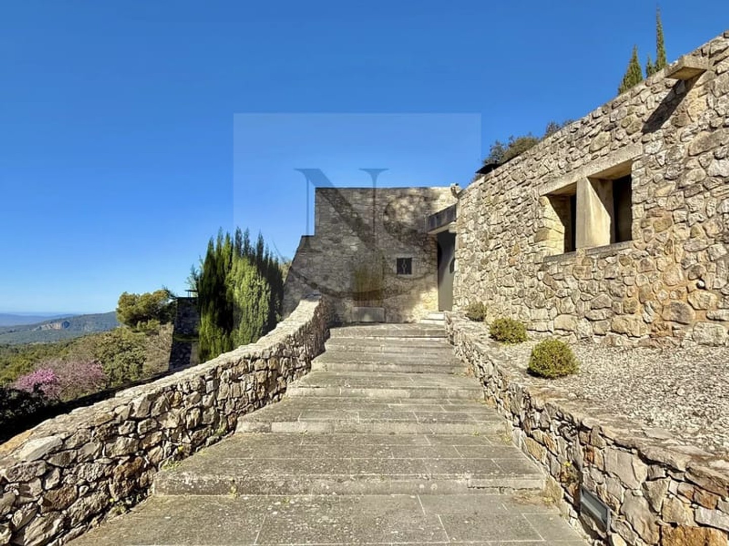 Magasin à vendre - 12 pièces - 600m2 - Lourmarin (84160)