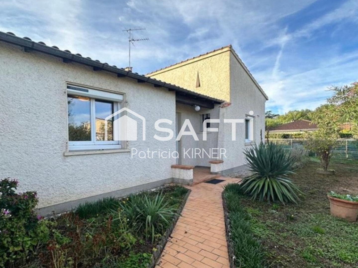 Maison plain pied T5 avec garage et jardin.