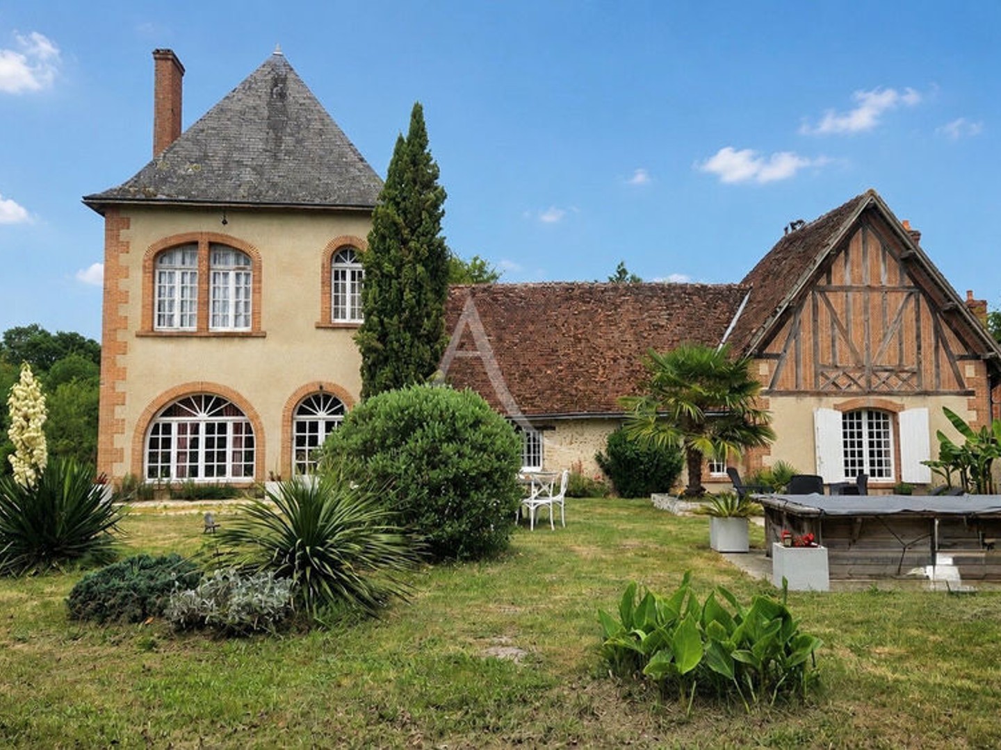 PROPRIETE 34HA habitation principale et bâtiments